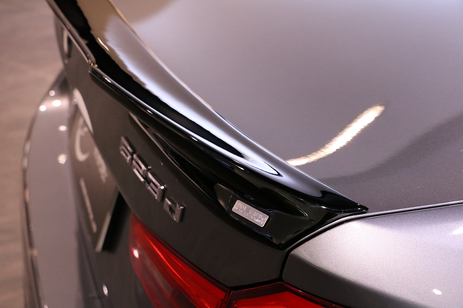 BMWセダン5シリーズG30リアトランクスポイラー2017-2018ABSM4TYPE BMW 5 シリーズ G30 2018-2022 自動車リアトランクファイアウォール