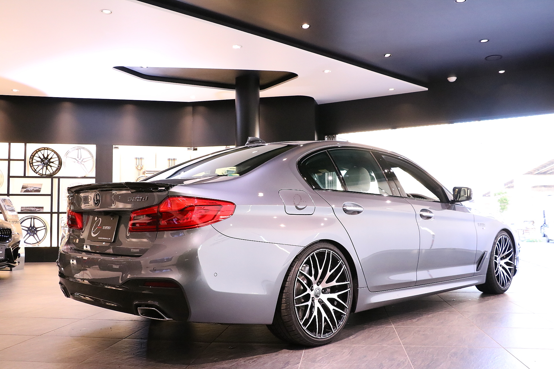 BMWセダン5シリーズG30リアトランクスポイラー2017-2018ABSM4TYPE BMW 5 シリーズ G30 2018-2022 自動車リアトランクファイアウォール